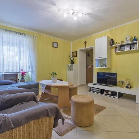 2 Bedroom Beautiful Home In Galižana Екстериор снимка